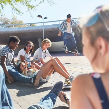 Jongeren hangen rond in zonnig skatepark
