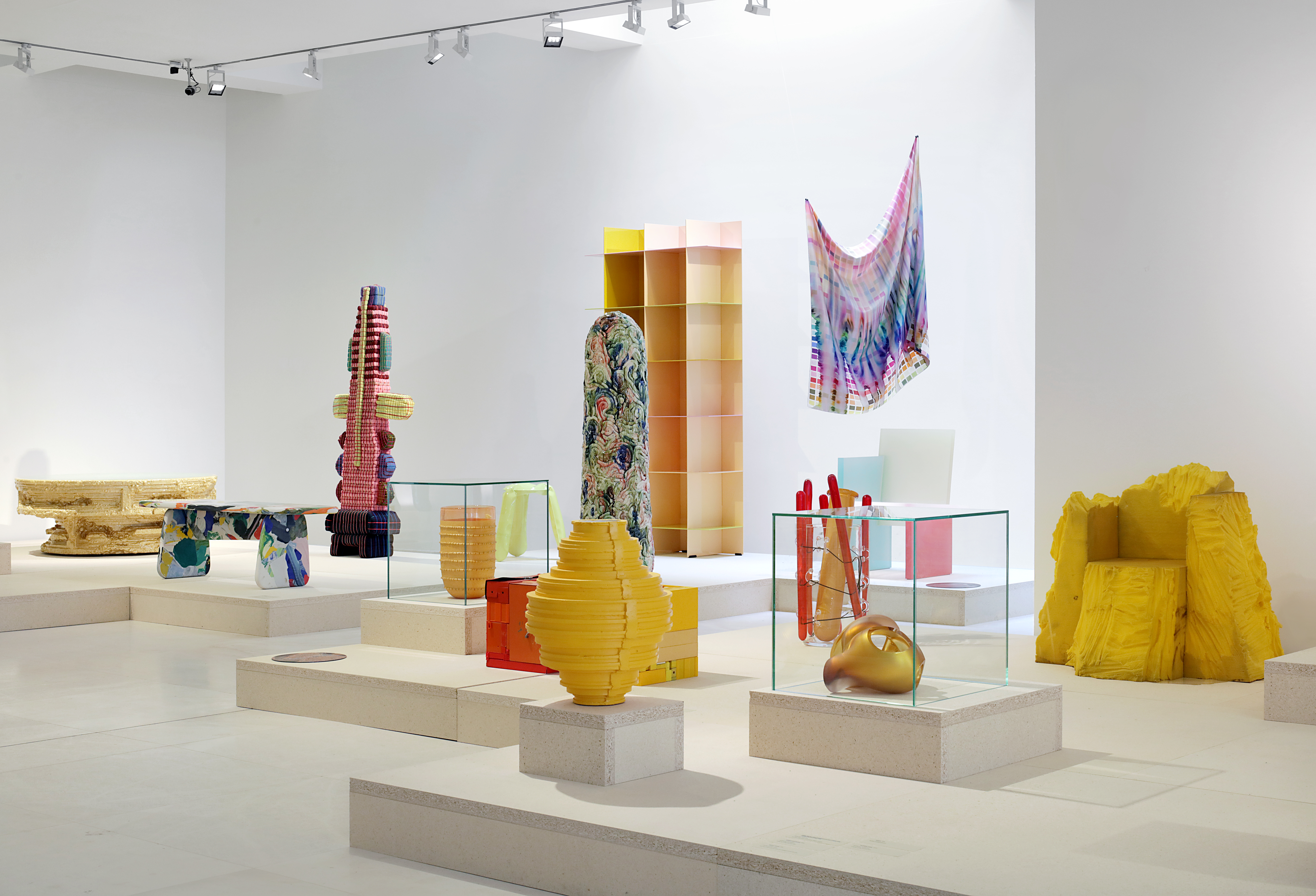 kleurrijke beelden uit tentoonstelling Kleureyck in het Designmuseum in Gent