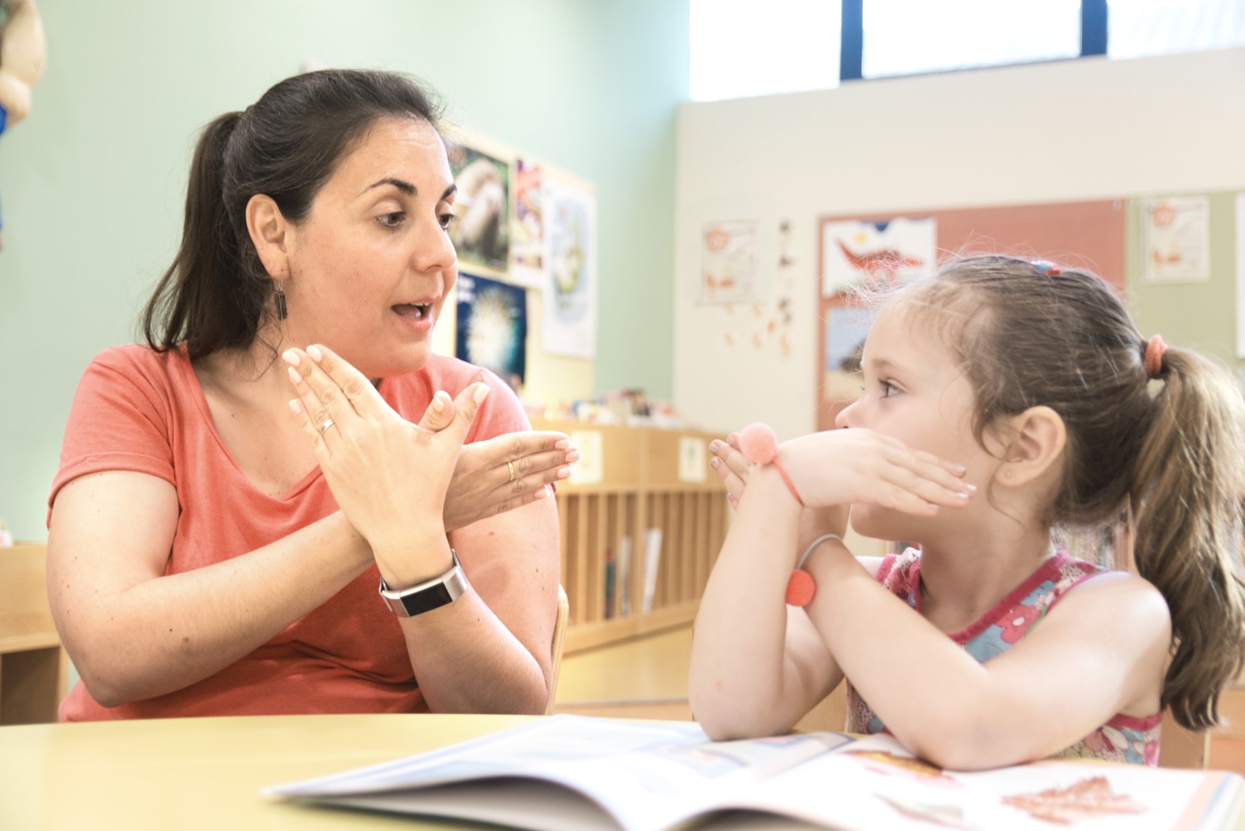Lerares leert kind leert gebarentaal 