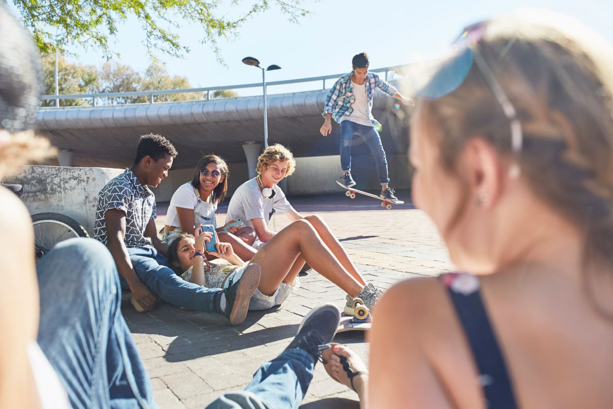 Jongeren hangen rond in zonnig skatepark