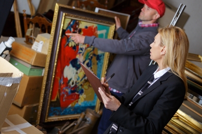 vrouw en werkman bekijken schilderij