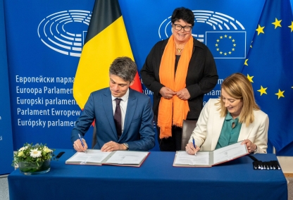 De voorzitter van de Raad van de EU en Roberta Metsola, voorzitter van het Europees Parlement ondertekenen de nieuwe wet