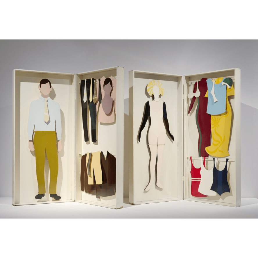 kunstwerk Jef Geys houten aankleedpoppen man en vrouw met verschillende outfits
