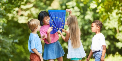 Kinderen met vlag EU