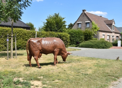 Kunstwerk van een koe, in de publieke ruimte