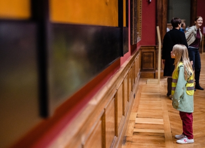 Meisje kijkt naar schilderij in KMSKA