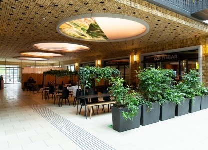 gebouw Herman Teirlinck met stoelen en planten