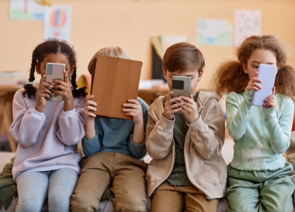 Illustratief beeld: kinderen op gsm of tablet